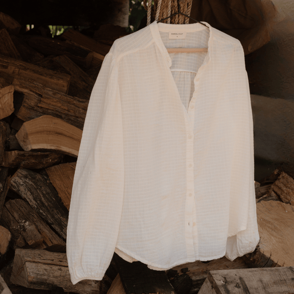 Boho Bluse Hilda, aufgehängt vor Feuerholz