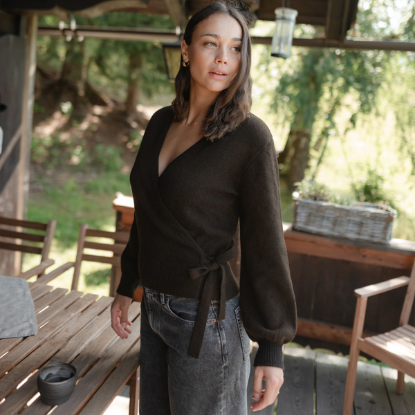 Wickelcardigan Mona, Ganzkörperaufnahme auf der Holzterrasse