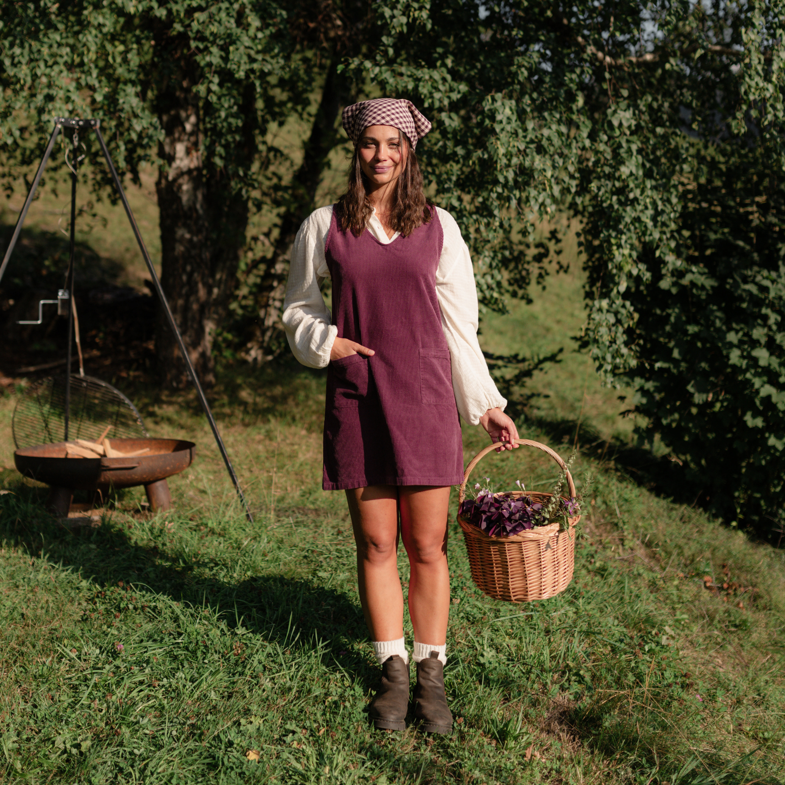 Cord Kleid Ria in Cherry über weißer Bluse, Vorderansicht