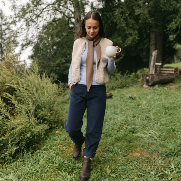 Cordhose Fina in Marineblau zu hellblauem Shirt und heller Teddyweste, Vorderansicht