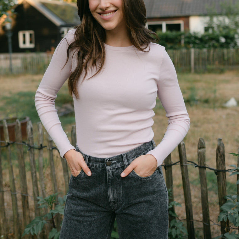 Vorderansicht des Ripp Langarmshirts Lica in Rosa vor einem Gartenzaun
