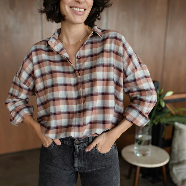 Detailaufnahme der Knopfleiste der Flanellbluse Femke