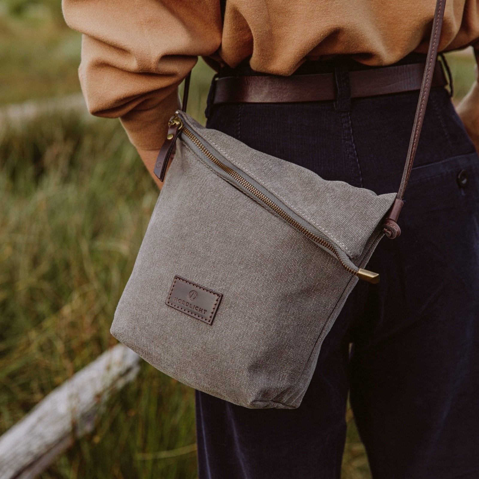 Smilla XS Grau Umhängetasche Canvas Leder Nordlicht Schwarz