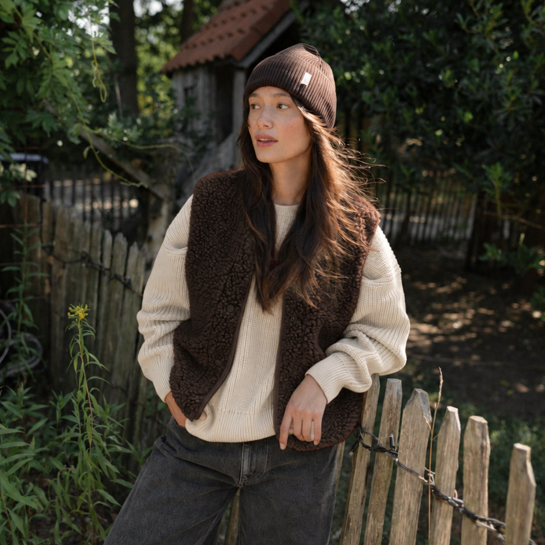 Wollweste Fine in Braun, Vorderansicht, kombiniert mit cremefarbenem Strickpullover