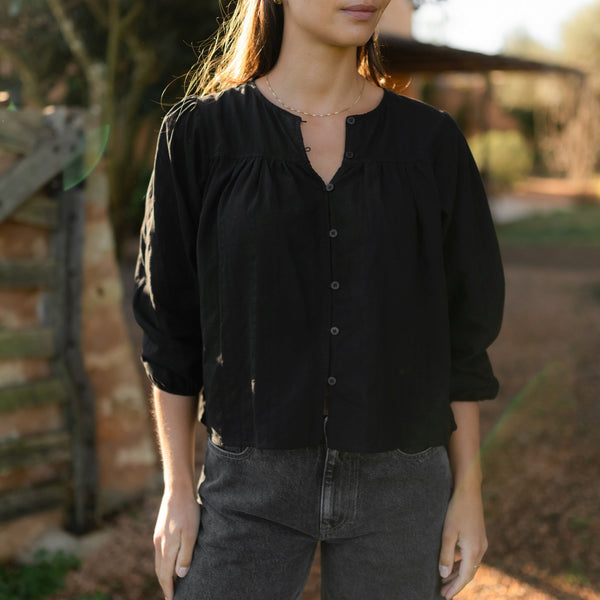 Nahaufnahme des V-Ausschnitts der Jacquard Boho Bluse Birga mit Kette